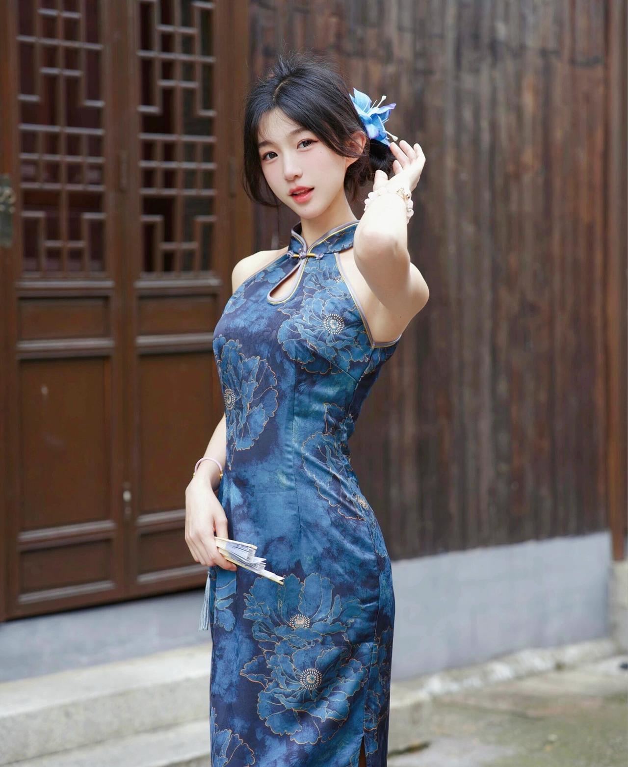 雕栏光缕落衣轻，白缎裁云绣紫英。鬓影簪香藏古韵，裙裾曳月揽柔情。