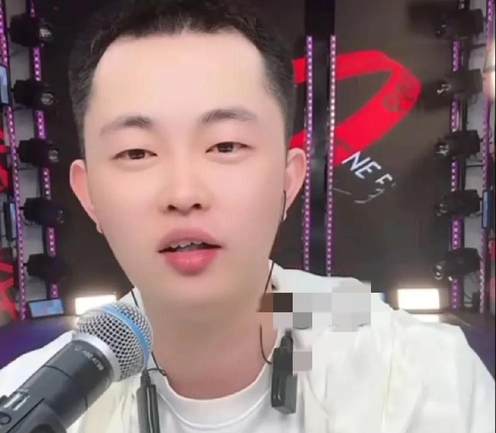 巴扎黑说互联网脱口秀只看三个人，王小源、方丈、二驴，这仨是我学习的榜样，我们关系