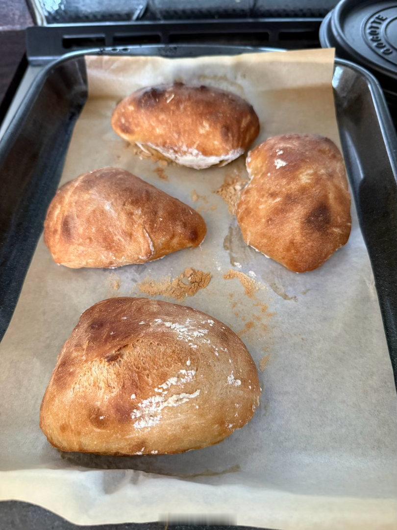 早上搞定了本周主食。女儿也爱吃ciabatta和pita，直接面包配菜。黑麦面包