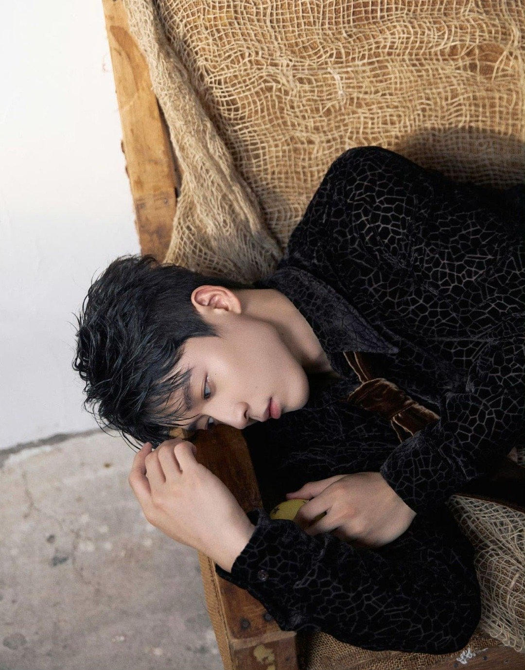 吴宇恒这是真的硬帅谁能拒绝穿大衣的他啊，硬挺的轮廓和大衣的版型完美适配，温柔又