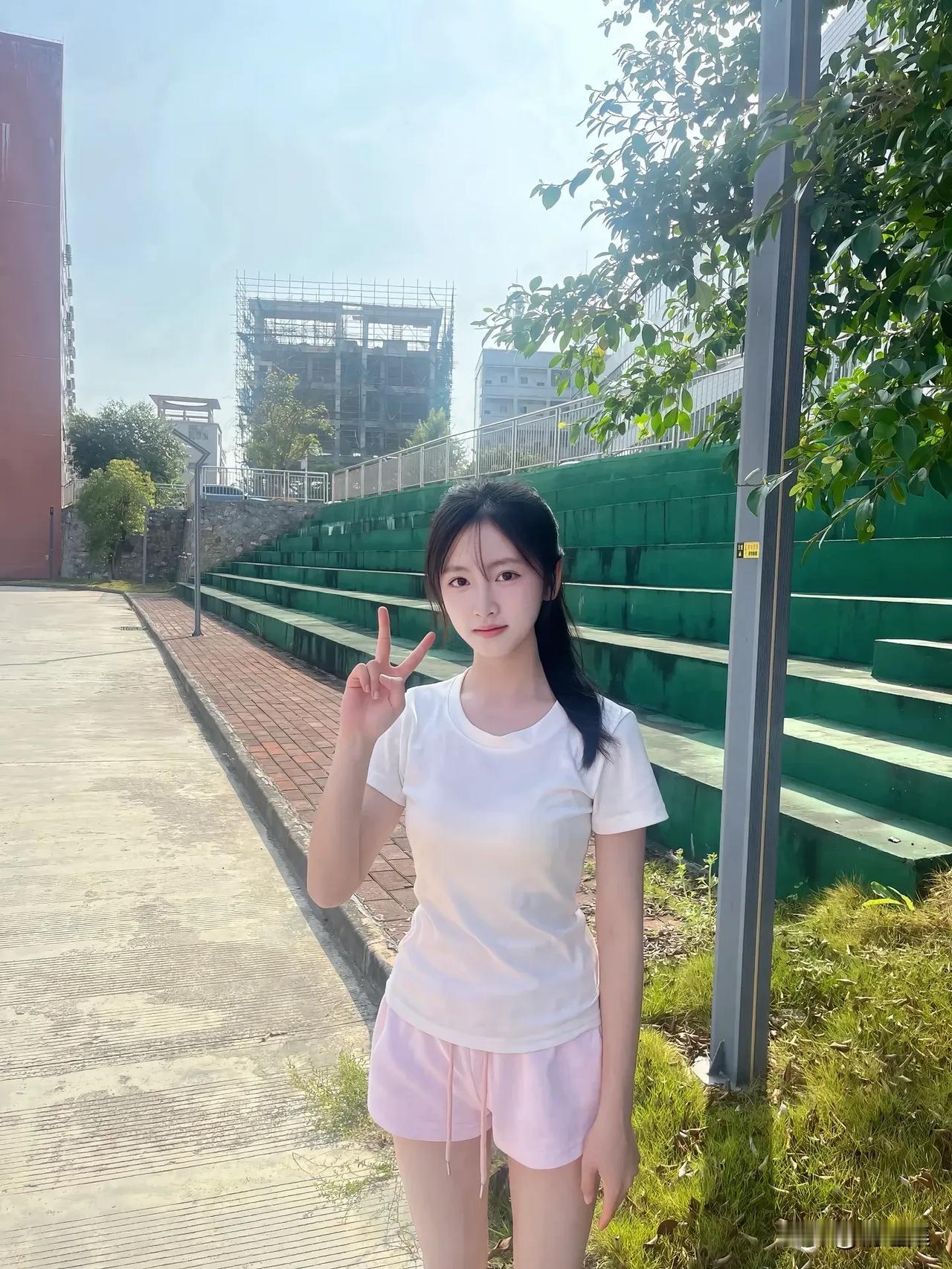 阳光下的青春，活力满满！🌞💪