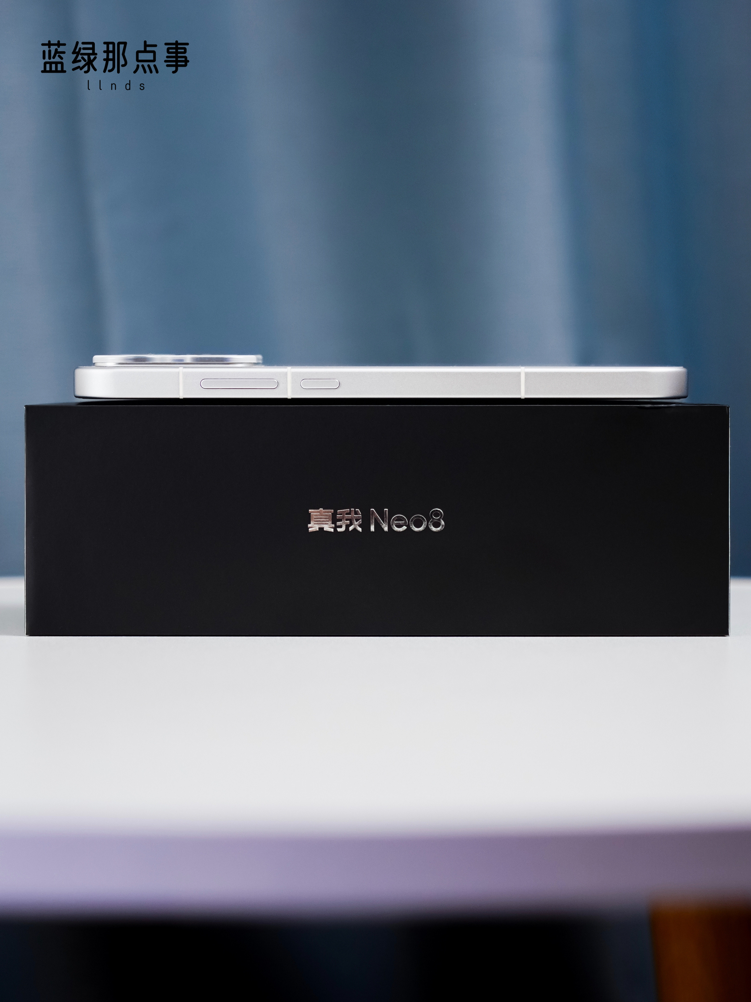 真我Neo8起源白·图赏⚪165Hz潮玩电竞旗舰