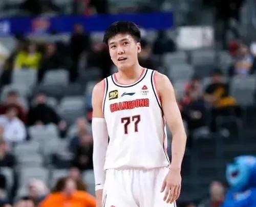 北控队猛追广东防守悍将，黄荣奇会是北控队的冠军拼图吗？近日媒体透露，广东队已经