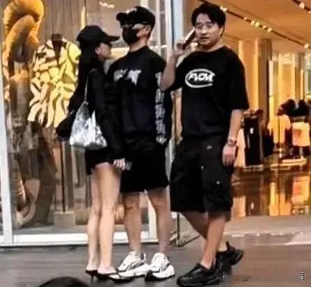 两口子是真的喜欢逛街。走到哪都不停的逛商场，而且汪峰还非常享受，这可能就是沉浸
