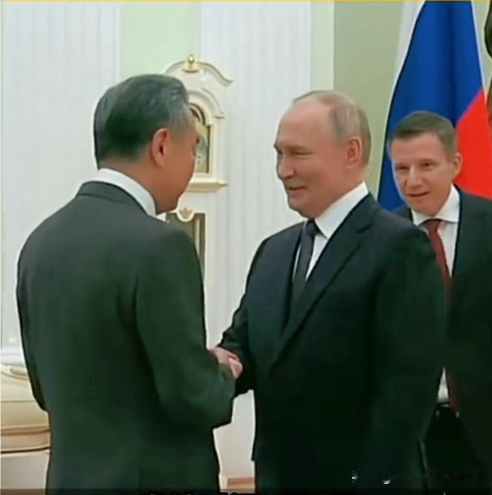 王毅刚落地莫斯科普京就甩出两份重磅“礼包”远在华盛顿的特朗普这下是真坐不住了