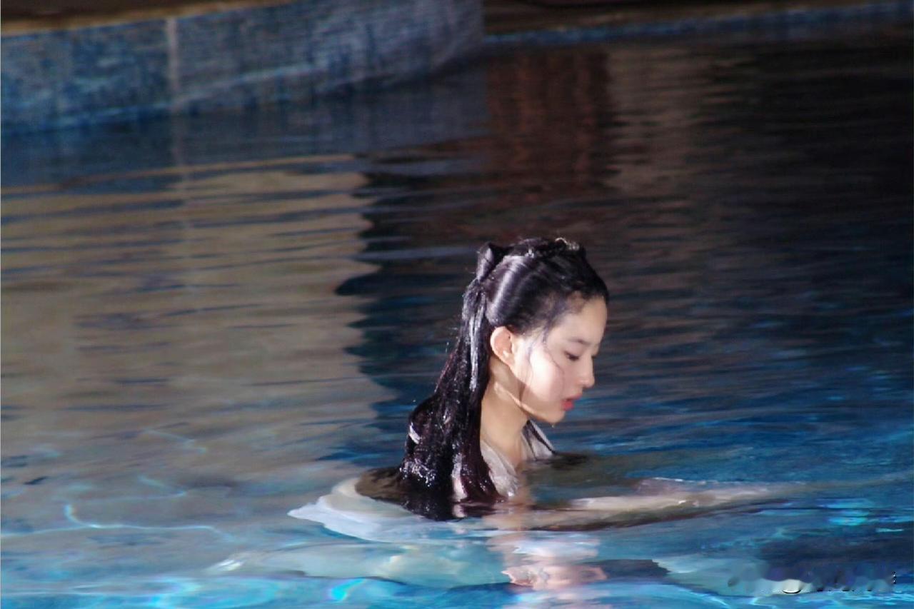 拍这部剧的时候，她应该还不到20岁吧！只能说，青春的样子真美好！