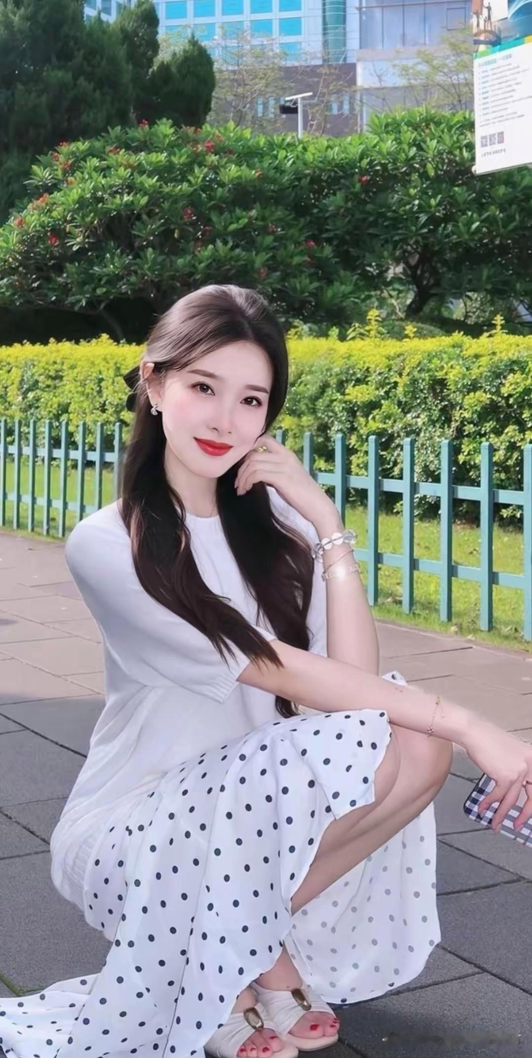 夏日清新穿搭，白色波点裙搭配白色上衣，轻松自在。