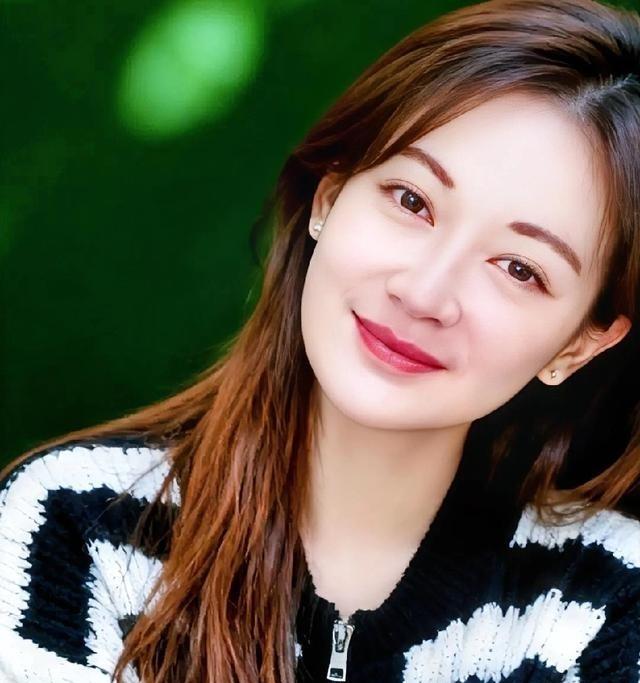 说个这辈子最社死的经历。零几年在惠州厂里上班，五一跟同事去爬高榜山。那天我穿了条