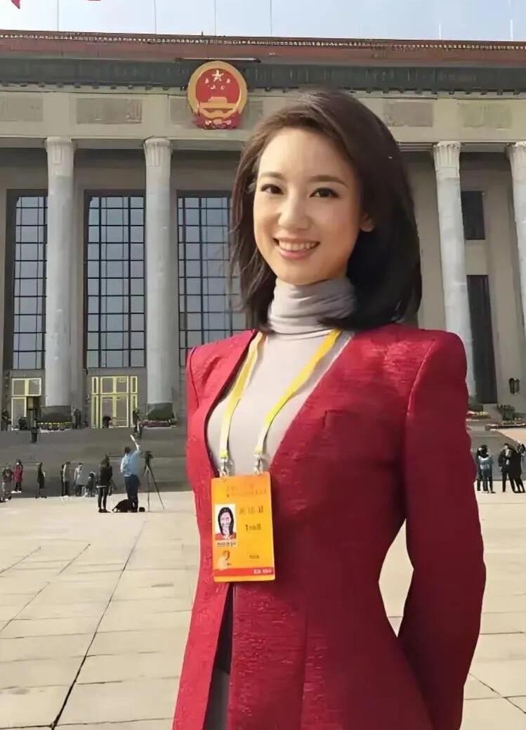 哈尔滨果然产美女，你看照片里的这一位主持人比李冰冰和沈傲君都要漂亮，是有才有貌的