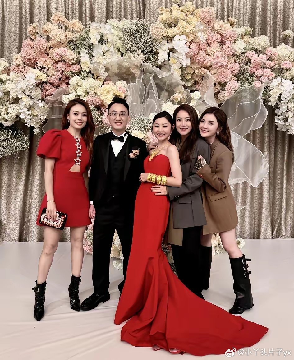 近日很火的港星卫诗雅，原来嫁给一位医生了。两人在25年时办的婚礼，她还延续了岭南