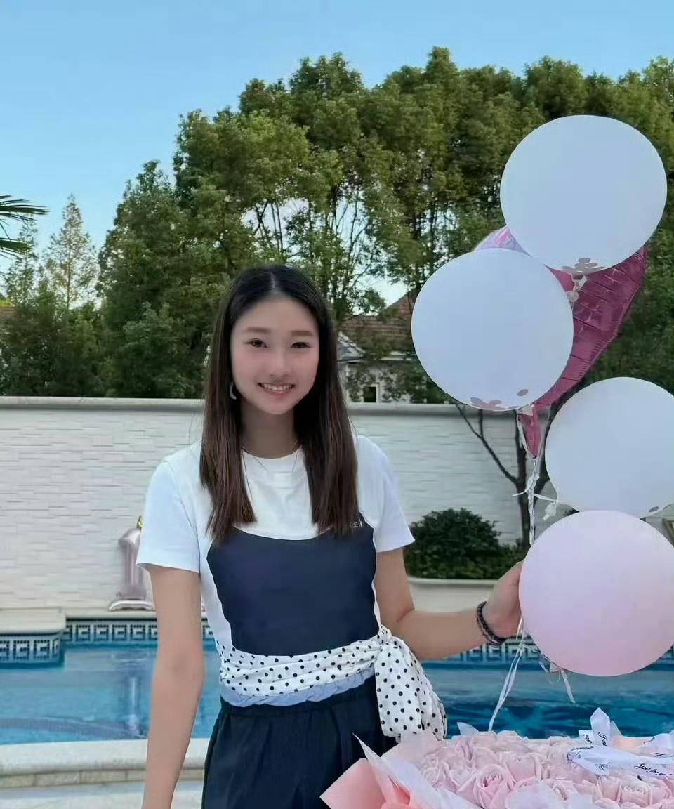 颜值基因太能打！TA完美继承父母高颜值，亮眼模样让人移不开眼不得不说，这颜值基