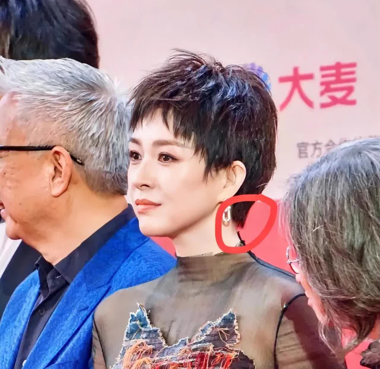 我表哥亲眼见过章子怡，他说了一个大实话。和电视上差别特别大。身高16
