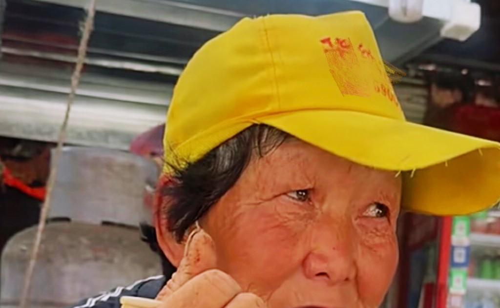 “大姨，你幸福吗？”“我不幸福。”“你怎么不幸福了？”这段简单的对话，像