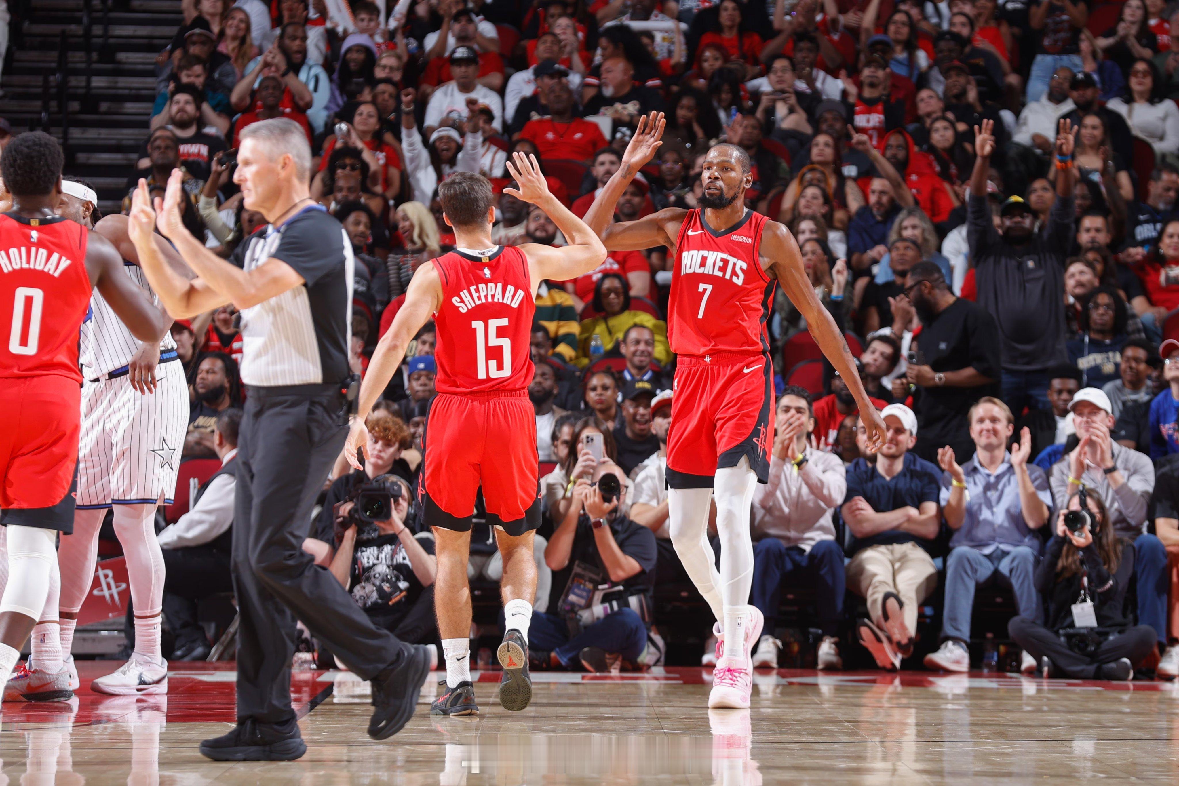 在NBA历史上，只有11支球队在整个赛季中三分球命中率达到或超过40%。今年到目