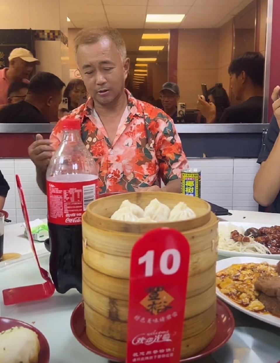 沈巍在车上突发奇想，要求去丰裕吃一顿饭，随行的都欣然接受，这泼天的富贵就突然降落