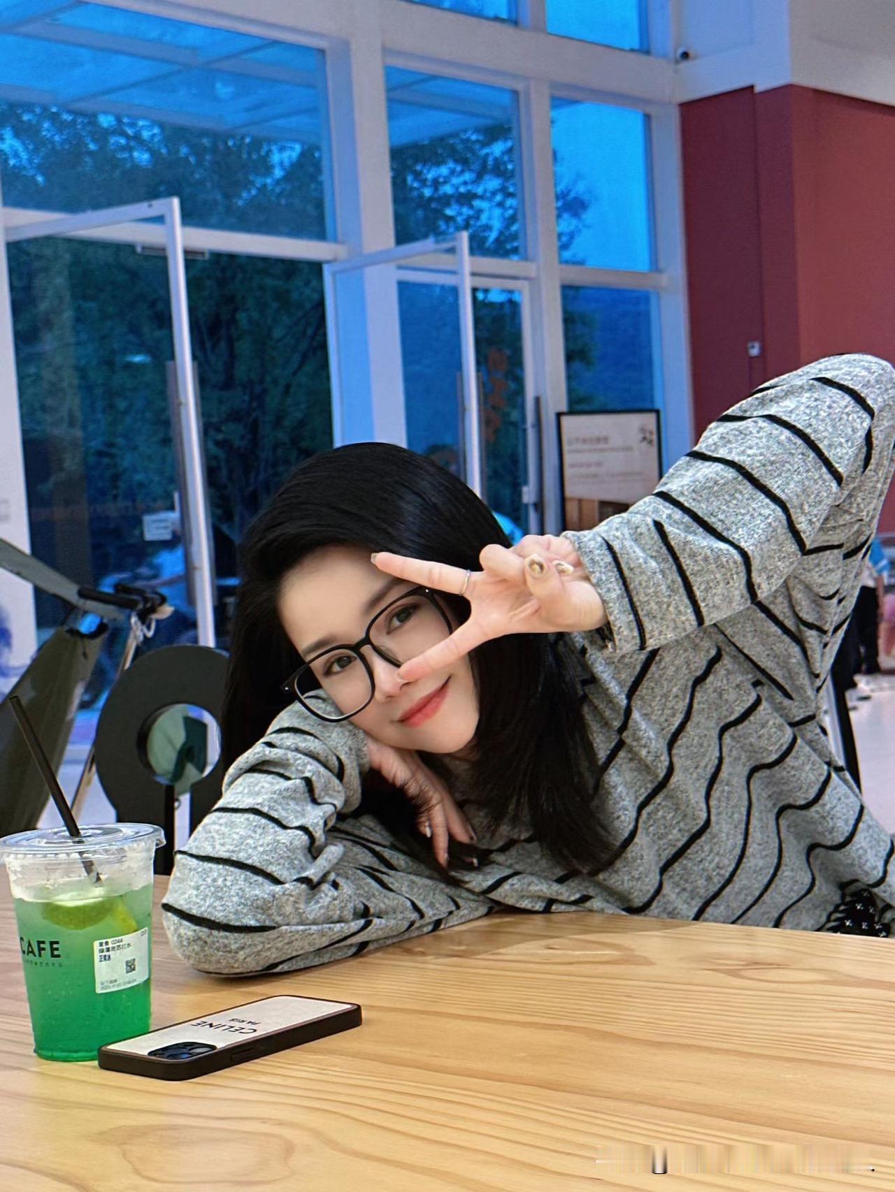 大家发现没？早上起晚了来不及化妆，整张脸蜡黄蜡黄的，看着就没精神，但是只要随便