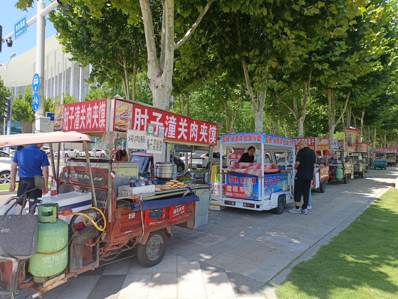 西安中招会，会展中心里面，一碗油泼面18元，一瓶矿泉水3元，我选择在会展外面吃一