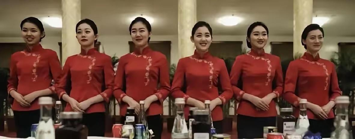 一件国宴制服，直接把人看愣了红衣服不稀奇，稀奇的是上面那点“闪”不是普通金线，是