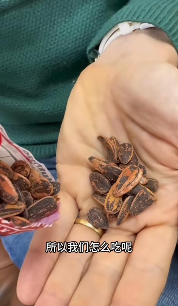 美国人就是猛，不愧为西部牛仔美国大兵，众所周知国人吃瓜子都是磕开吃瓜子仁，而美国