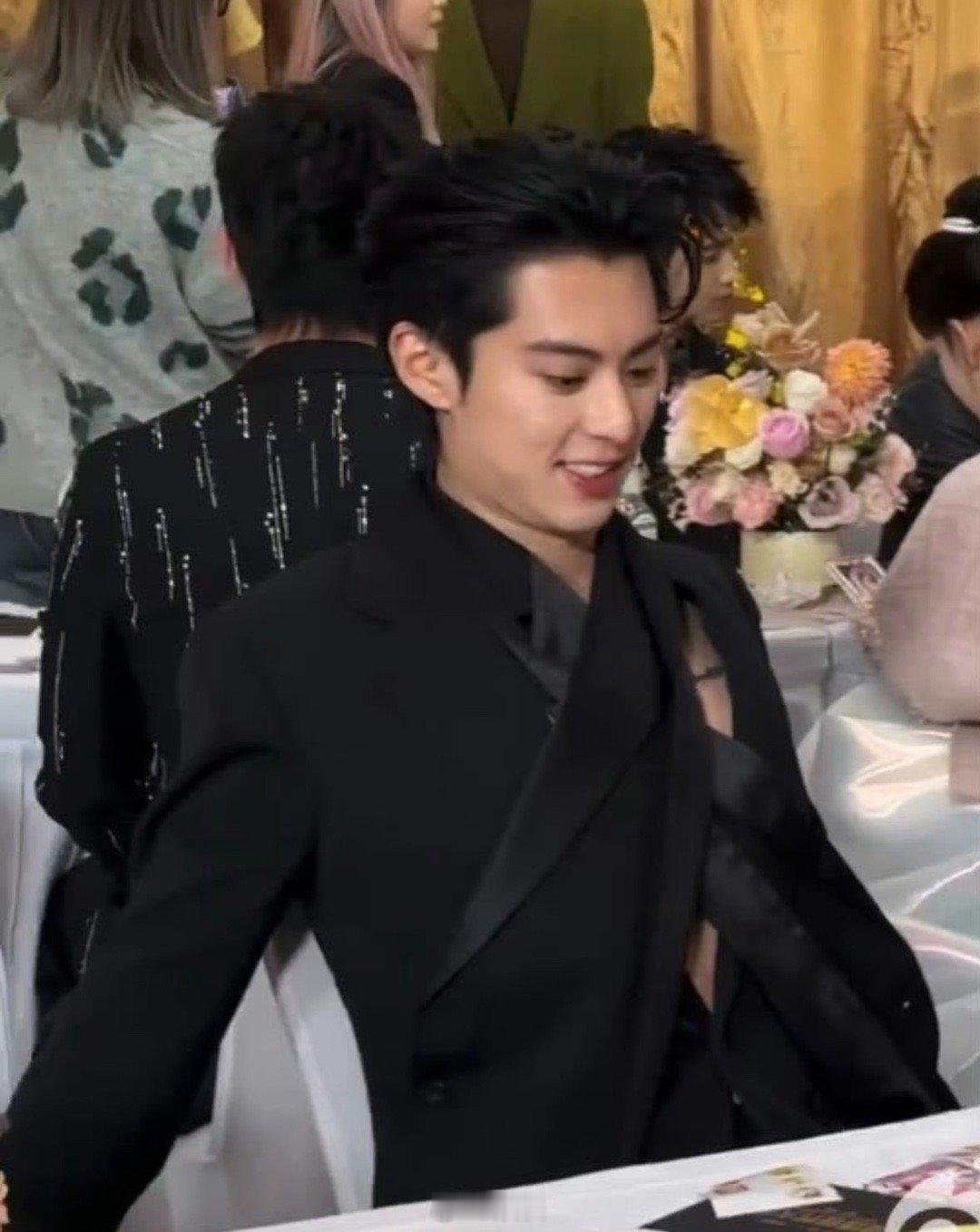 王鹤棣这衣服正经吗？哈哈哈哈哈。​​​