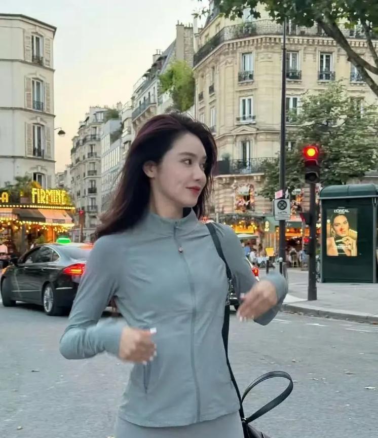 王楚钦美娜的事炒的沸沸扬扬，周雨来直播，有球迷跑过去问，人家周雨并非当事人
