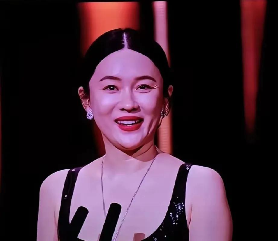 家人们谁懂啊！看金鸡奖红毯直播，霍思燕一出场我直接惊掉下巴！本以为能看到美颜暴击