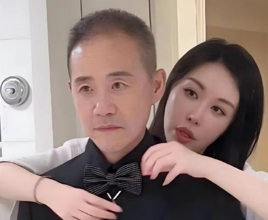 恩爱了10年，74岁的王石开始衰老萎缩，44岁的田朴珺正绚烂如花​​​