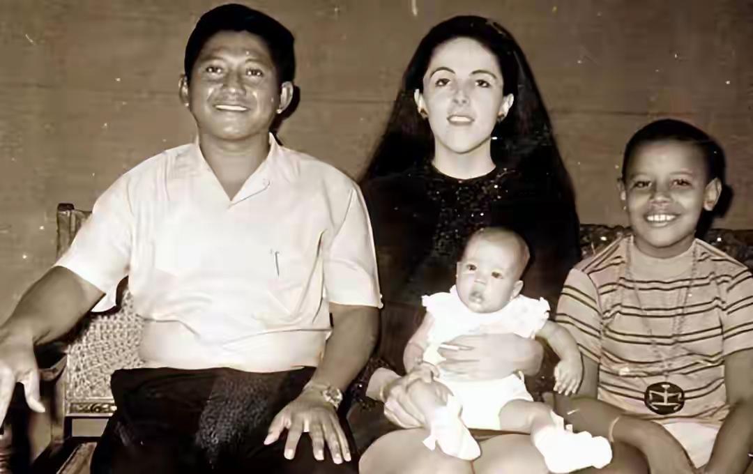 奥巴马和亲爸继父合影，继父给他生了个妹妹，亲爸再婚后给他生了弟弟。他有弟弟妹妹，