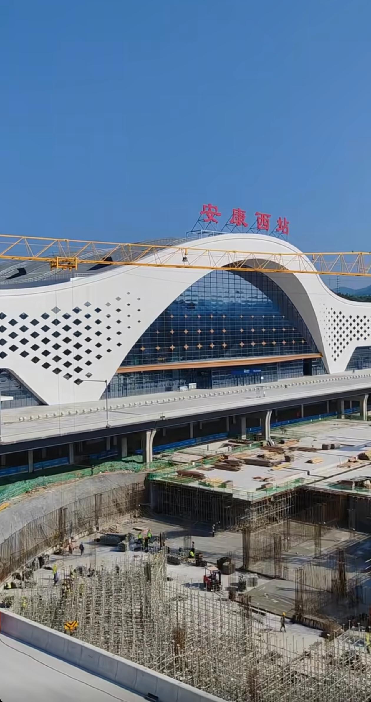 安康西站迎来动检0203，烈日炎炎，气温飙升至40度，这炽热仿佛象征着安康人的热