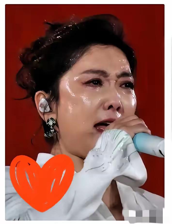 谁懂啊！凤凰传奇玲花这次真的“杀”疯了，但热搜重点居然不是她的高音，而是那张在大