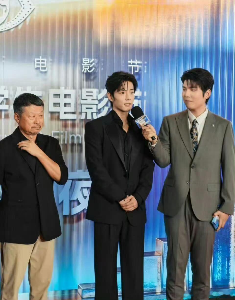 肖战大学生电影节生图路透，这完全无修无滤镜啊，给今天状态打几分？