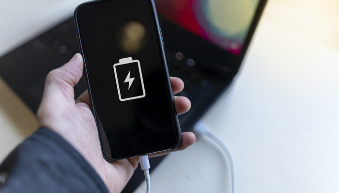 iPhone17官方电池充电建议·首次充电无需仪式化：新机开机后可直接充电，