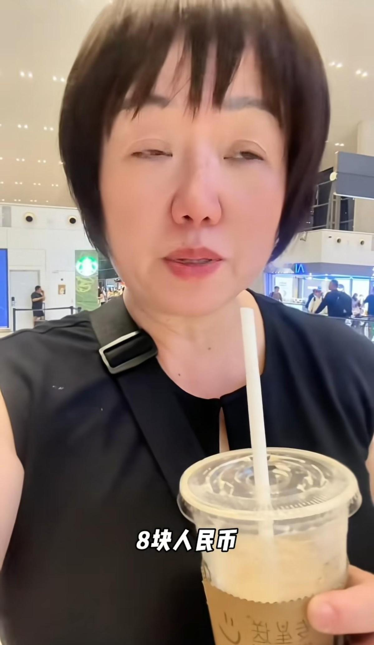 在澳洲喝了几杯咖啡，回国就能当裁判了？一女的从澳大利亚飞抵广州白云机场，连行李都