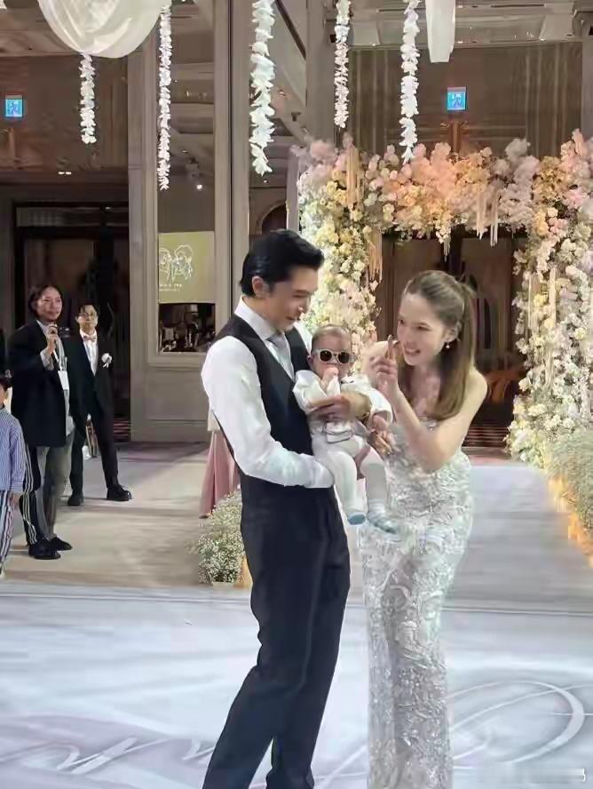 邱泽许玮甯公园遛娃，邱泽绑腰凳背娃，陪儿子玩举高高尽显奶爸力！