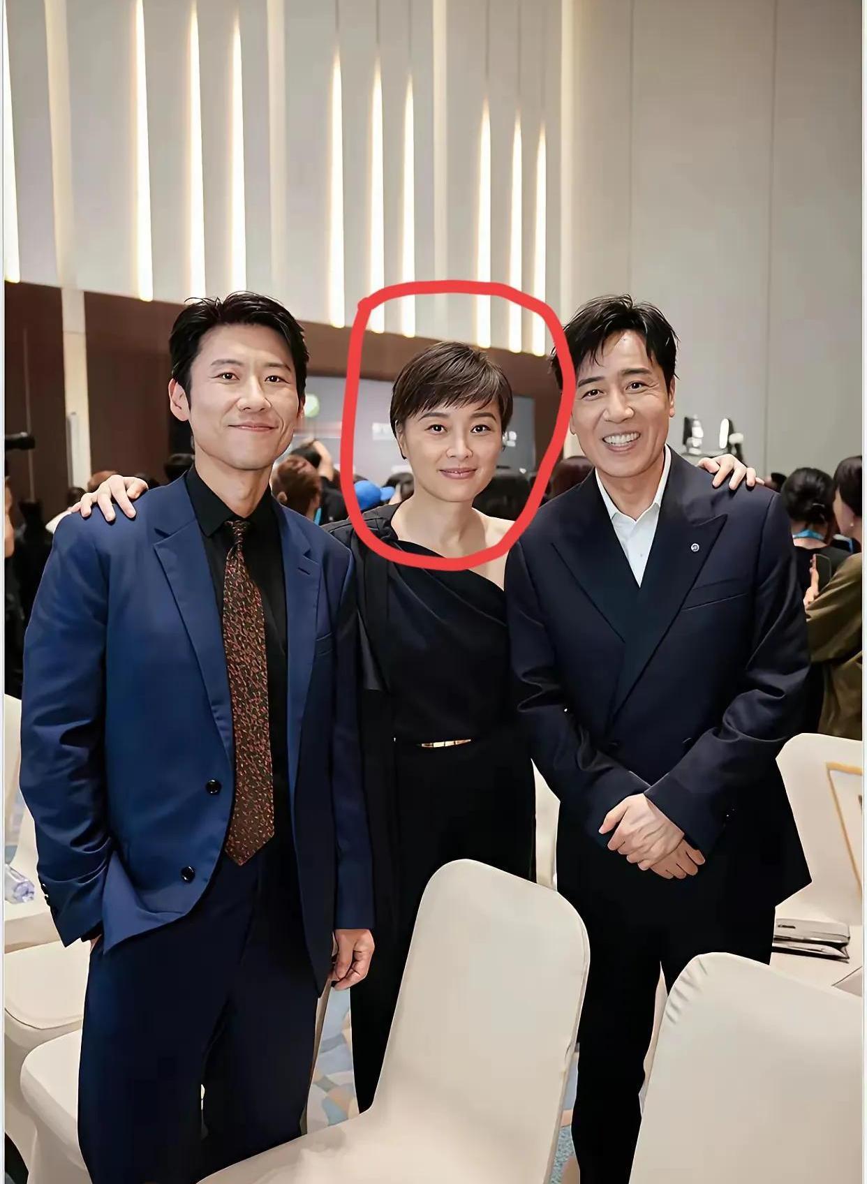 能让于和伟这样的大腕都得恭敬喊声“姐”的，不是别人，正是内娱第一经纪人王京花。