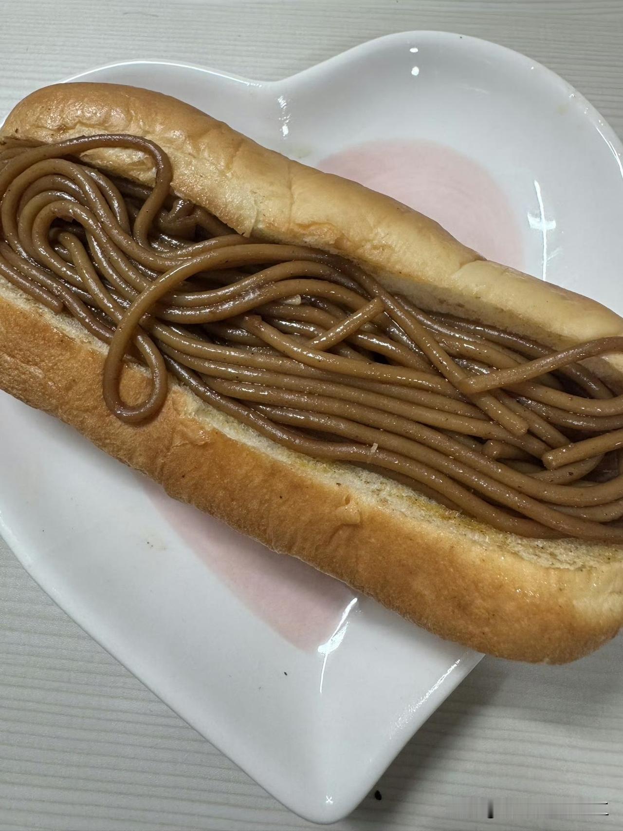 韩国乐天推出的便利店经典食品——日式炒面面包