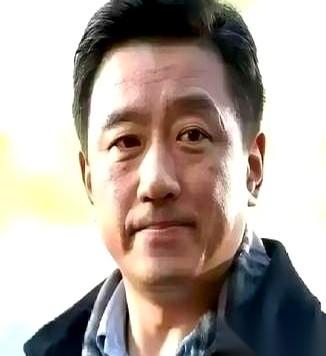 1997年，《末路》剧组。戏拍了七成，大男主吴卫东，当着几百号人的面，把导演陈国