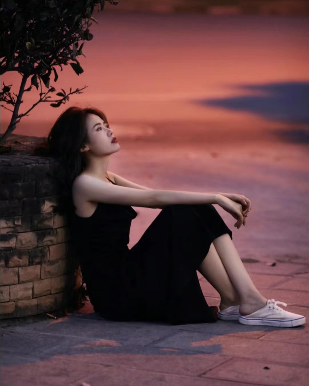 昨天晚上，比大我10岁的男友来找我。跟我一起运动到半夜，我再也忍不住，趁他心满意
