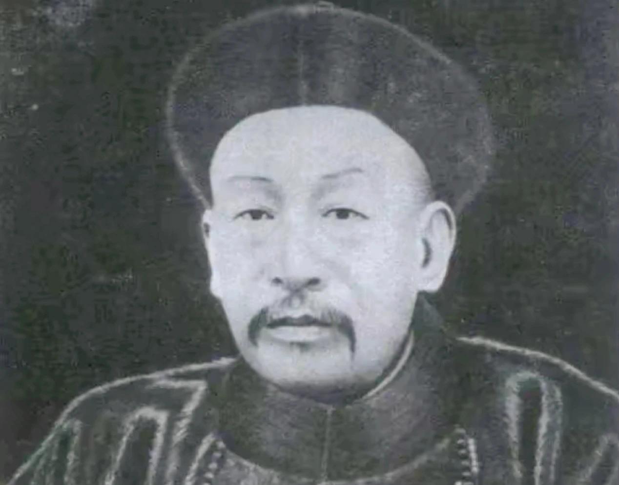 1904年，通房丫李氏，站着侍奉丈夫与正妻长达33年，这日她正在盛饭，谁知管家突