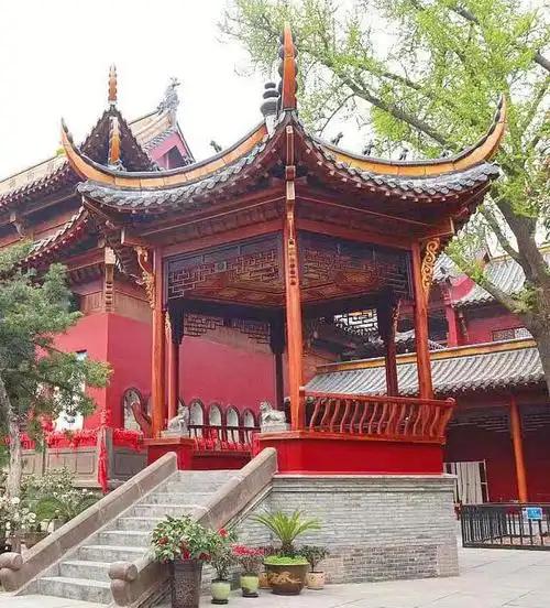 明朝寺庙的月台，是殿宇与庭院之间的过渡构件，也是明代寺庙建筑中不可或缺的重要组成