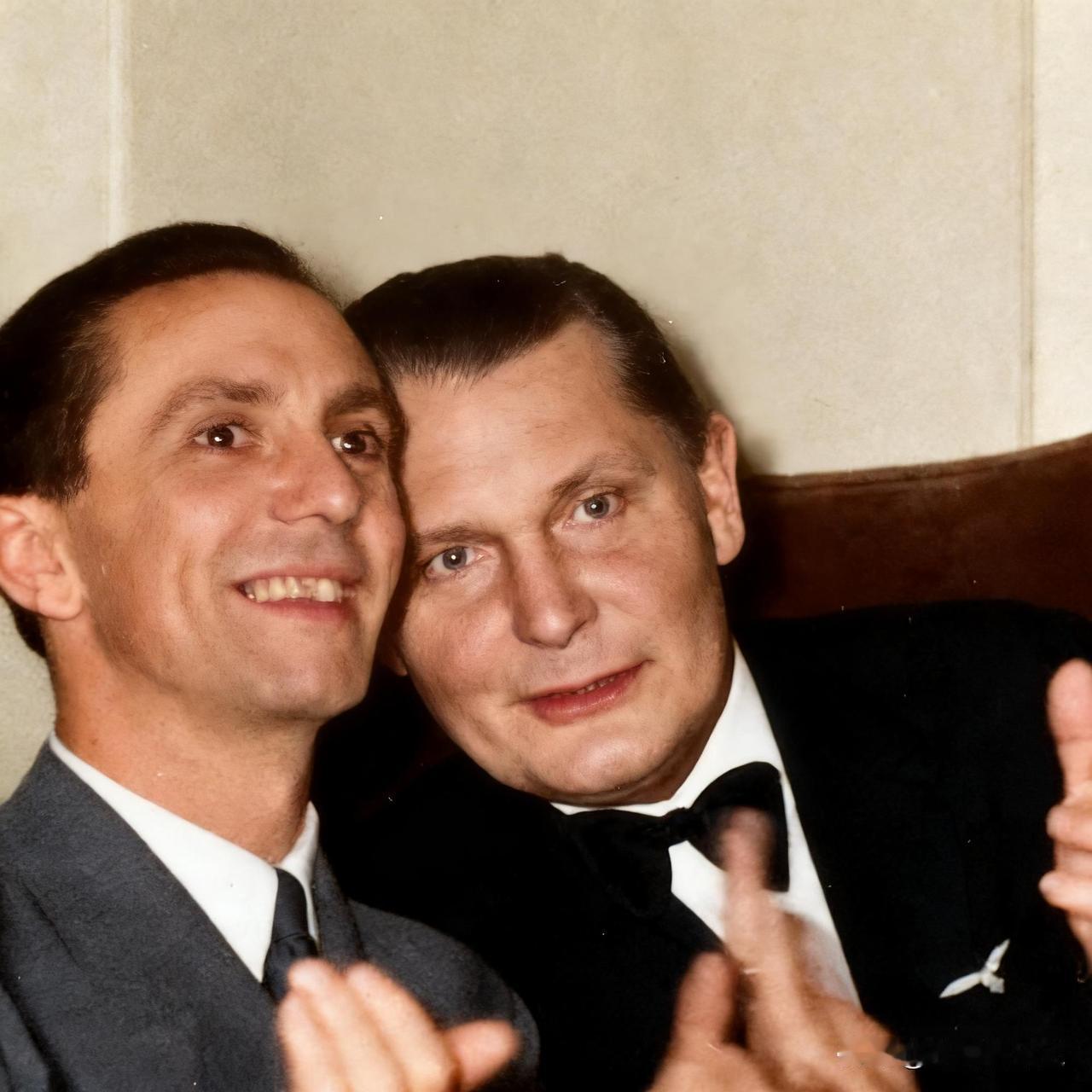 戈林和戈培尔这两人，挺有意思的一对。戈林就是个爱排场的胖子。元帅制服上挂满勋章，