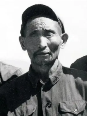 1952年，西康军区解放军在黑彝部落剿匪时，救出一名汉人奴隶，此人说出名字后立即
