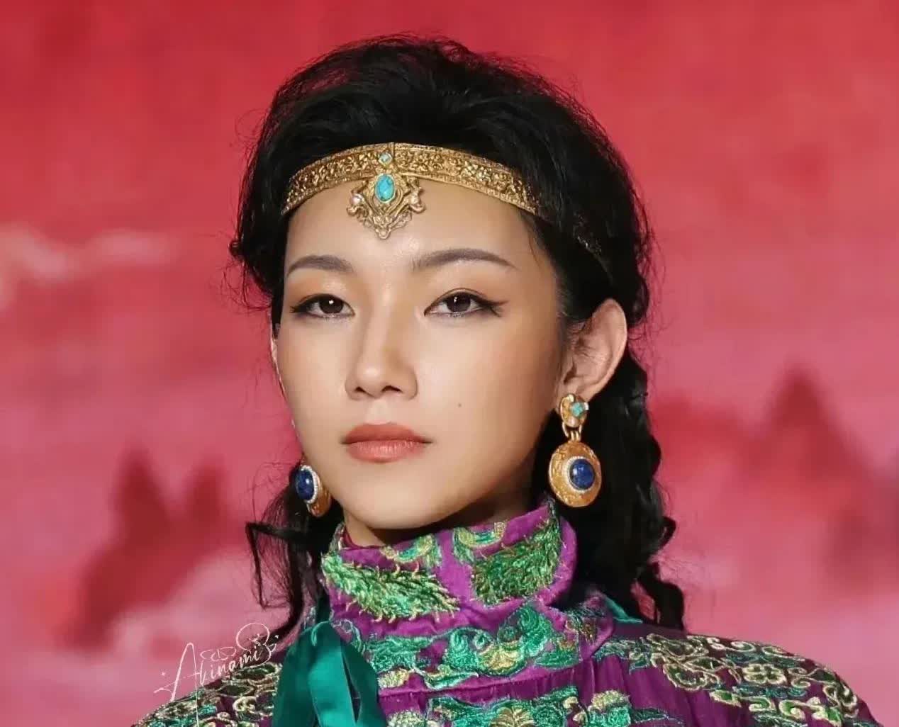 那尔那茜的外公，为什么这么火？那尔那茜，作为一个刚出道不久的女演员，这两天她