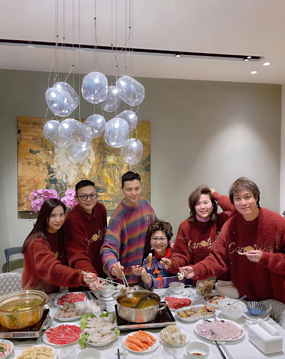 陈伟霆全家福年味拉满，妈妈富家千金气场拉满