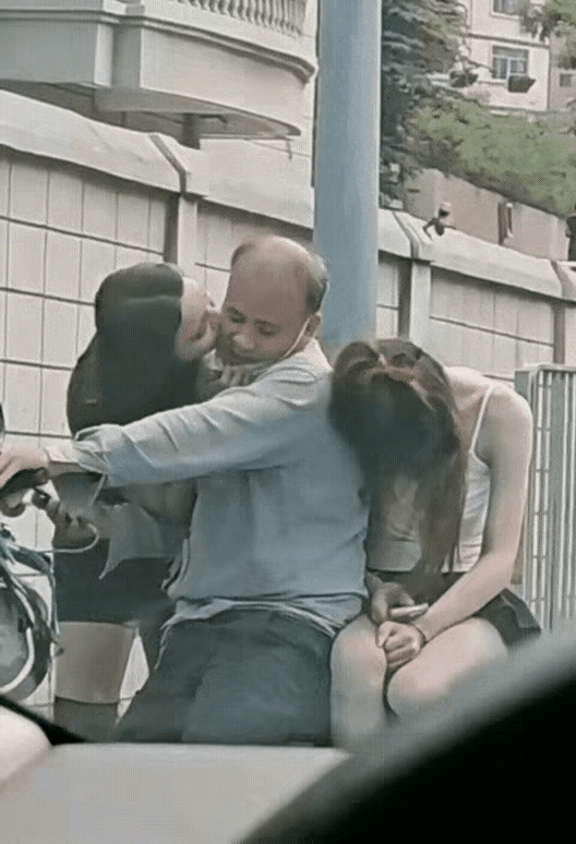 这位大爷，左拥右抱估计是有两个退休金，不能再亲了，再亲口袋里的退休金没有了。桃花