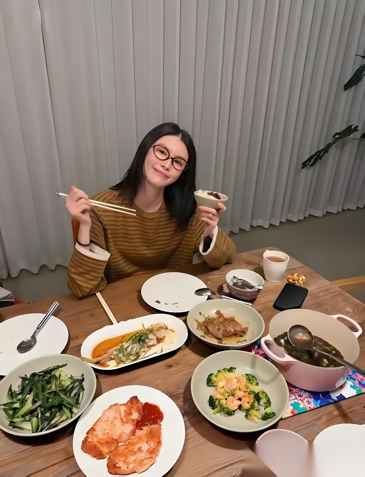 3月19日，何蕙晒吃饭照，满脸的幸福和喜悦之情。因为是她的老公陈伟霆，亲自下