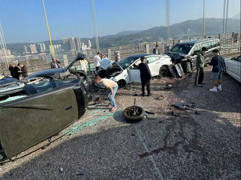 香港青马大桥连环撞车致多人受伤，警方调查事故起因，快线解封交通缓慢