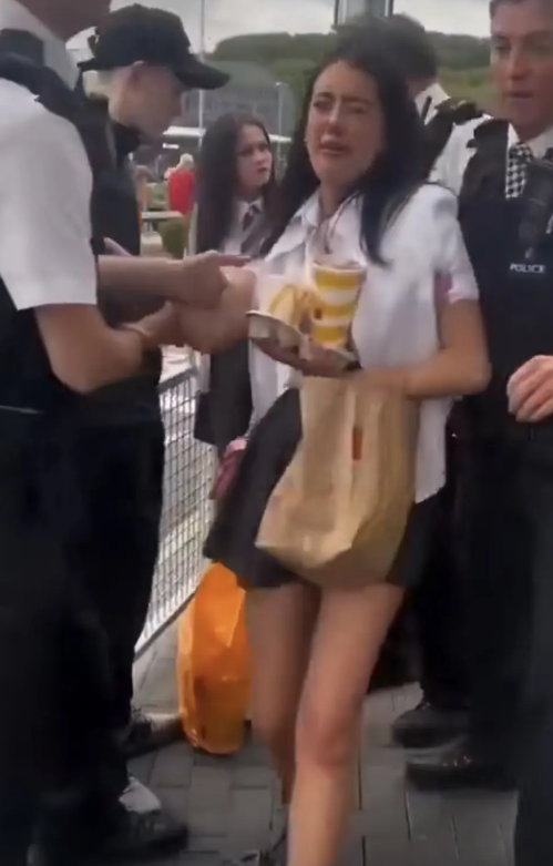 她不过是个喜欢吃麦当劳的小女孩，她有什么错？西方的自由就是个笑话，为什么连买个麦