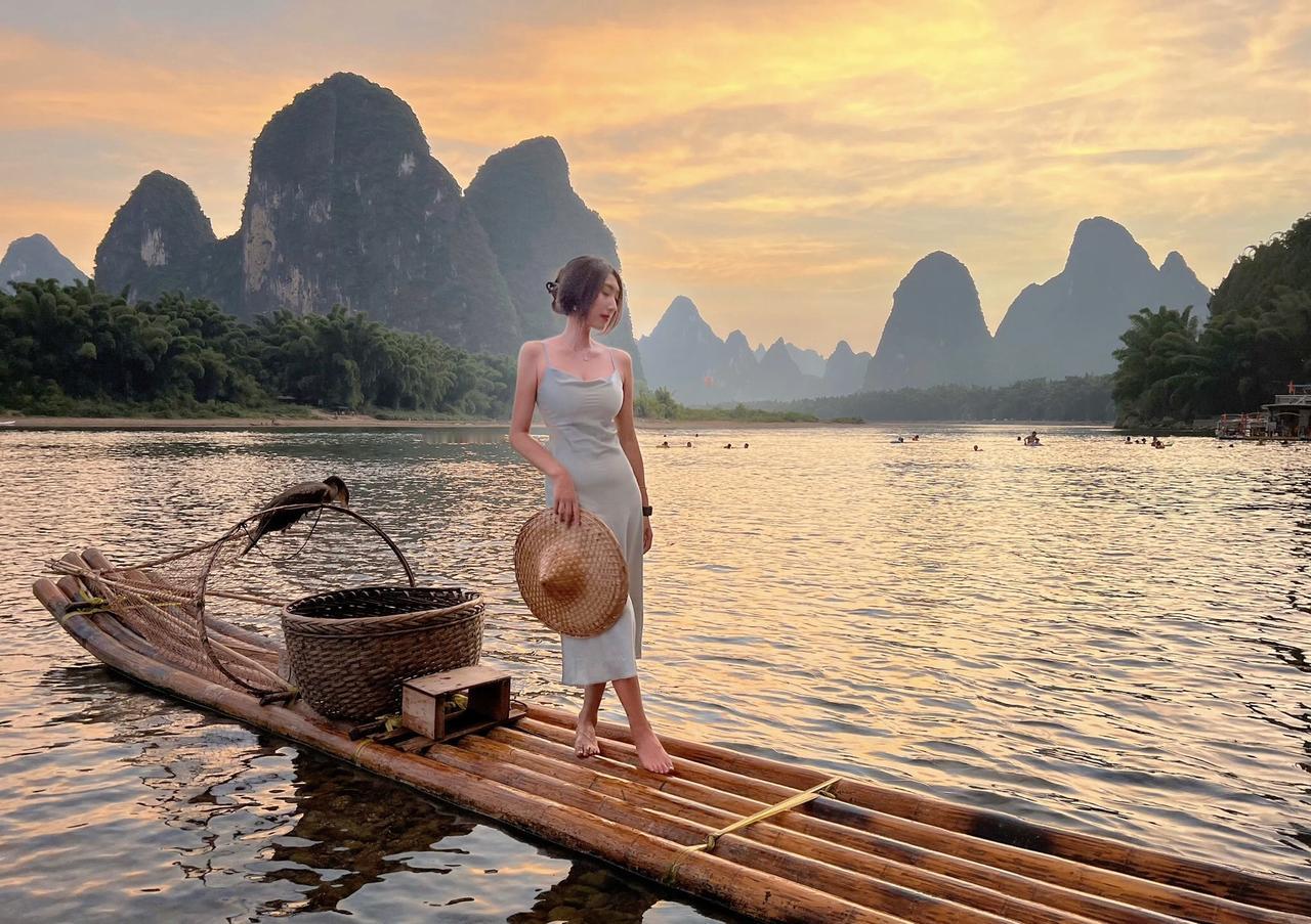 上热门桂林山水美如画晚霞美女御姐