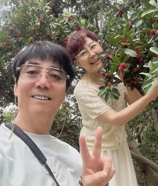 演员范明的妻子晒出家中五百多平的大院，这里没有精致景观，反倒种满各类果蔬，眼下迎